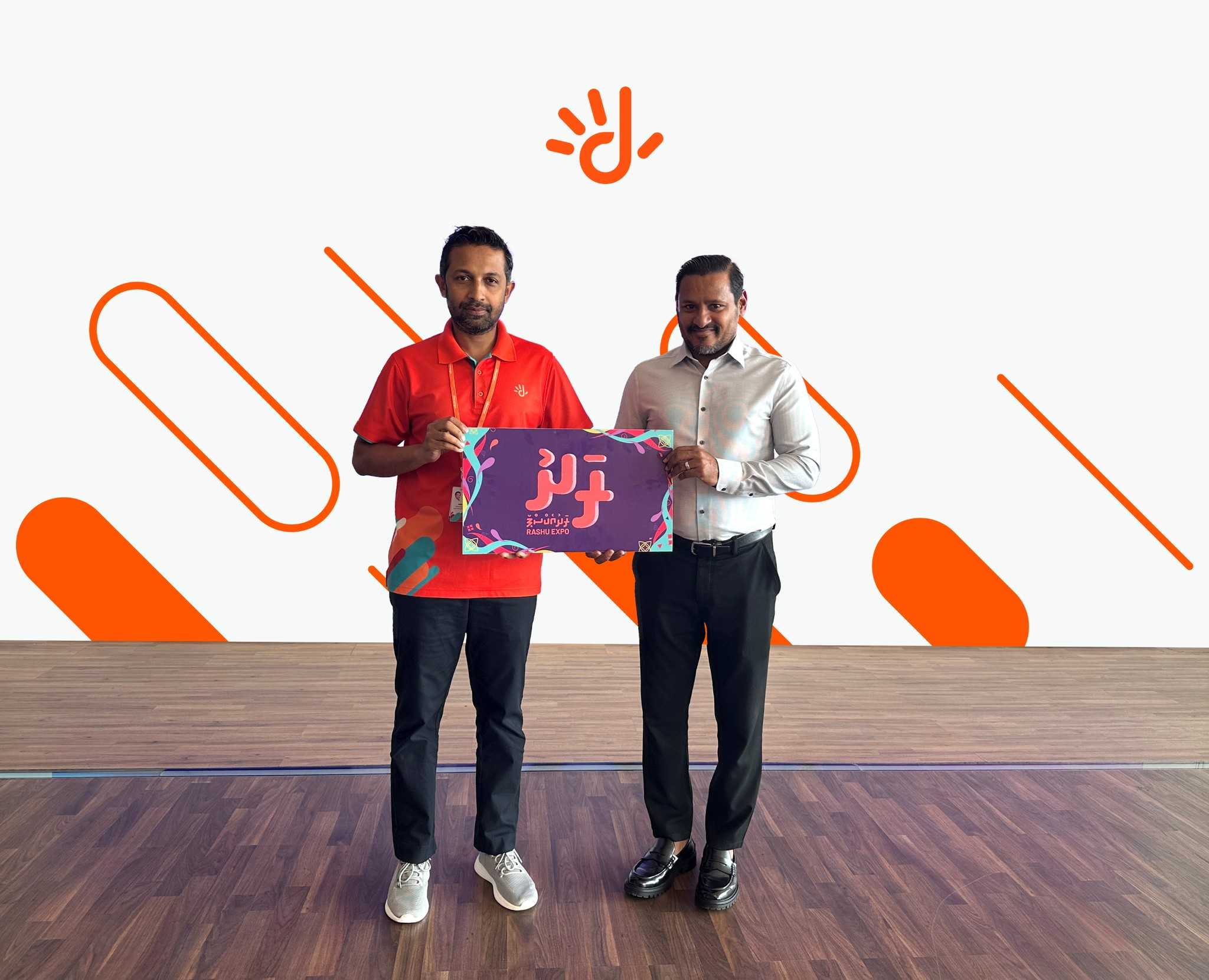 Mohamed Mirshan Hassan, Director Brand and Marketing Communications at Dhiraagu with Dr.Hussain Sunny Umar, Director of Travel Guys