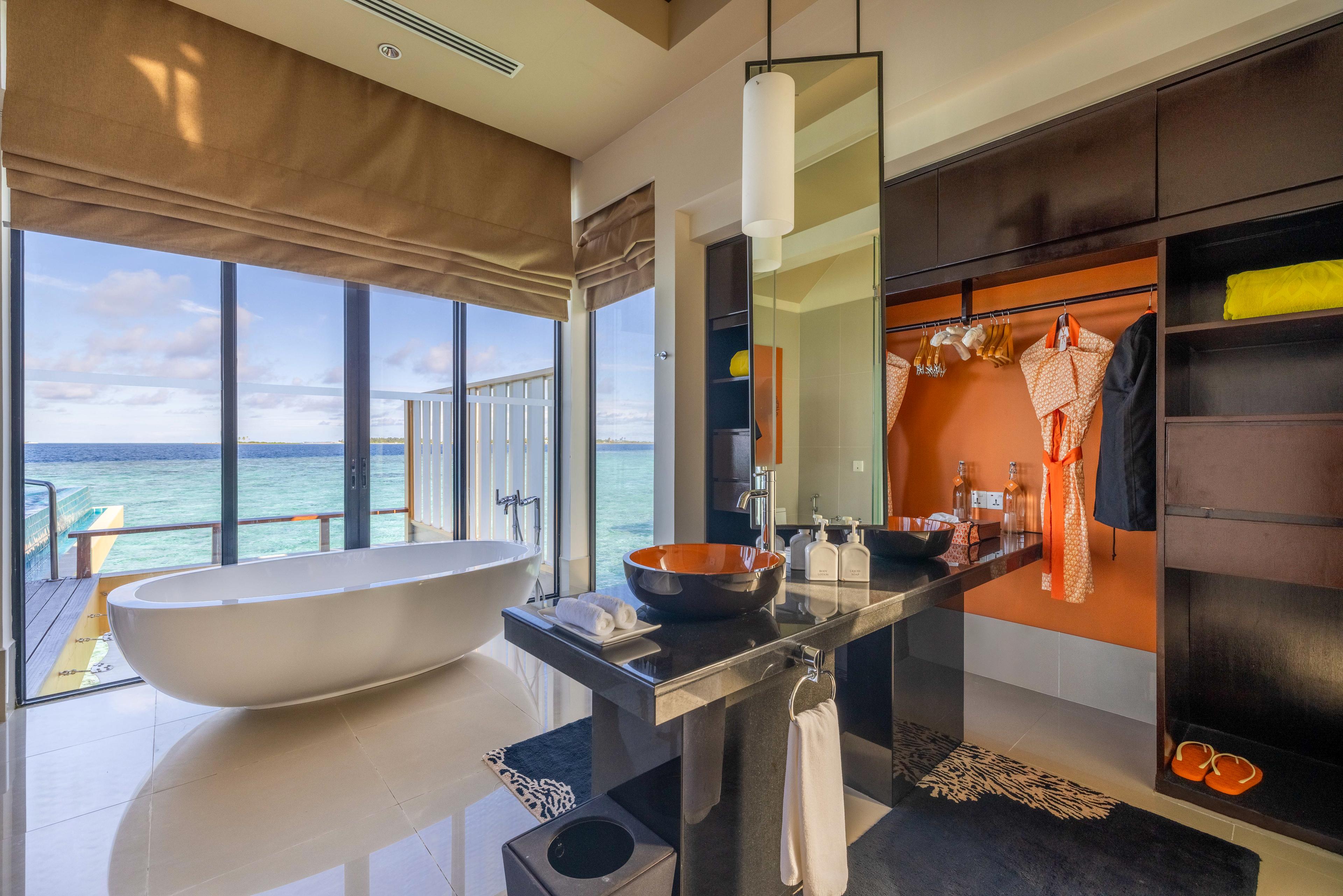 ANMVVE_DeluxeInOcean_Intetior_Bathrom.jpg