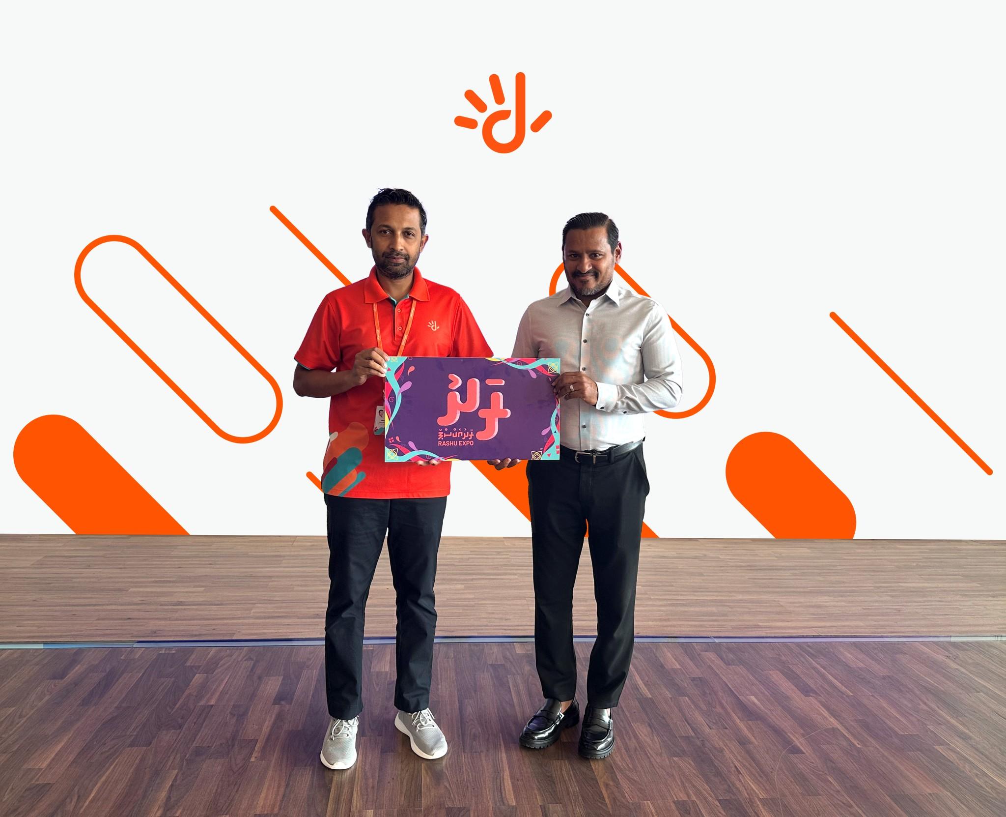 Mohamed Mirshan Hassan, Director Brand and Marketing Communications at Dhiraagu with Dr.Hussain Sunny Umar, Director of Travel Guys