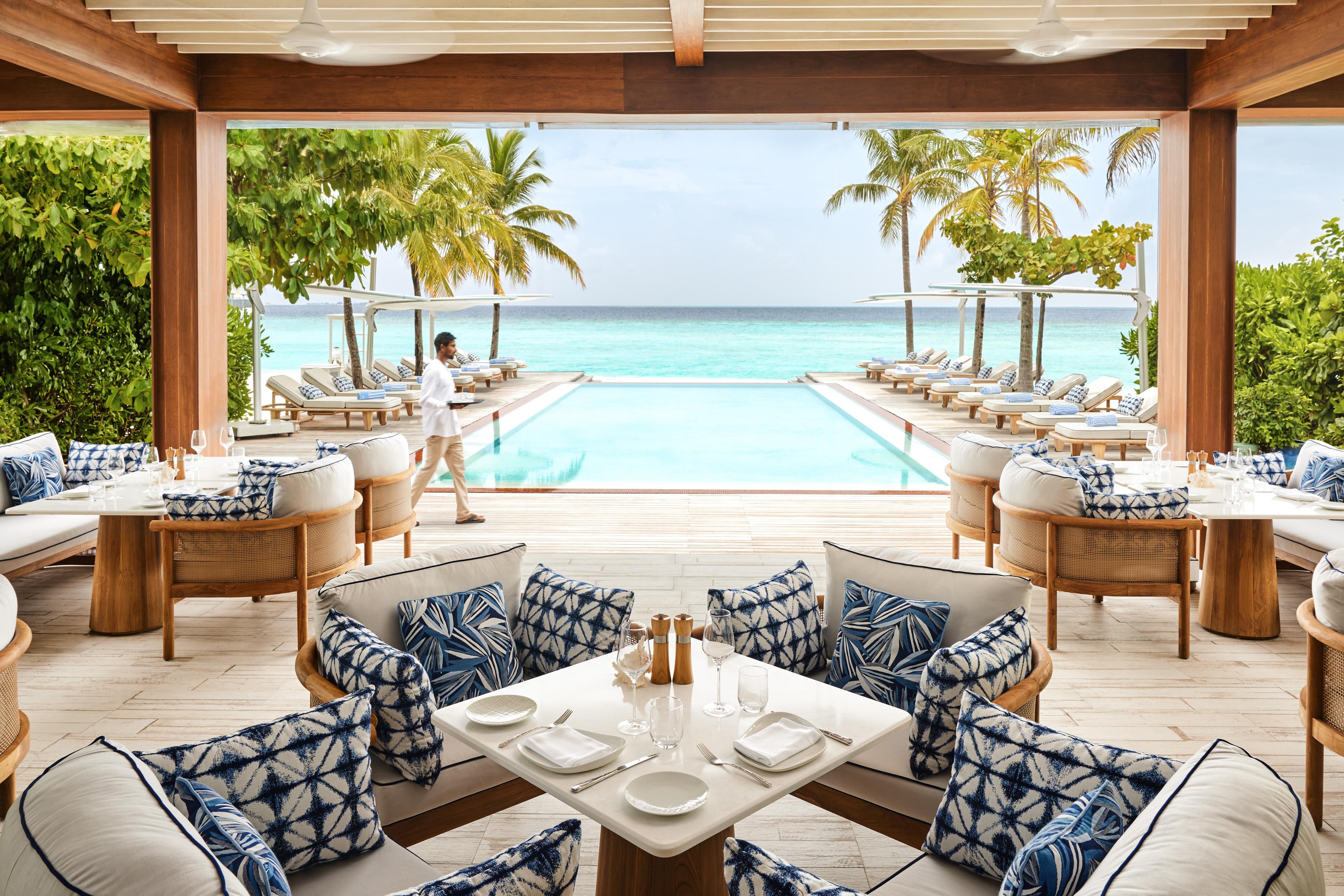 Jumeirah Olhahali Island_Shimmers_Interior.jpg