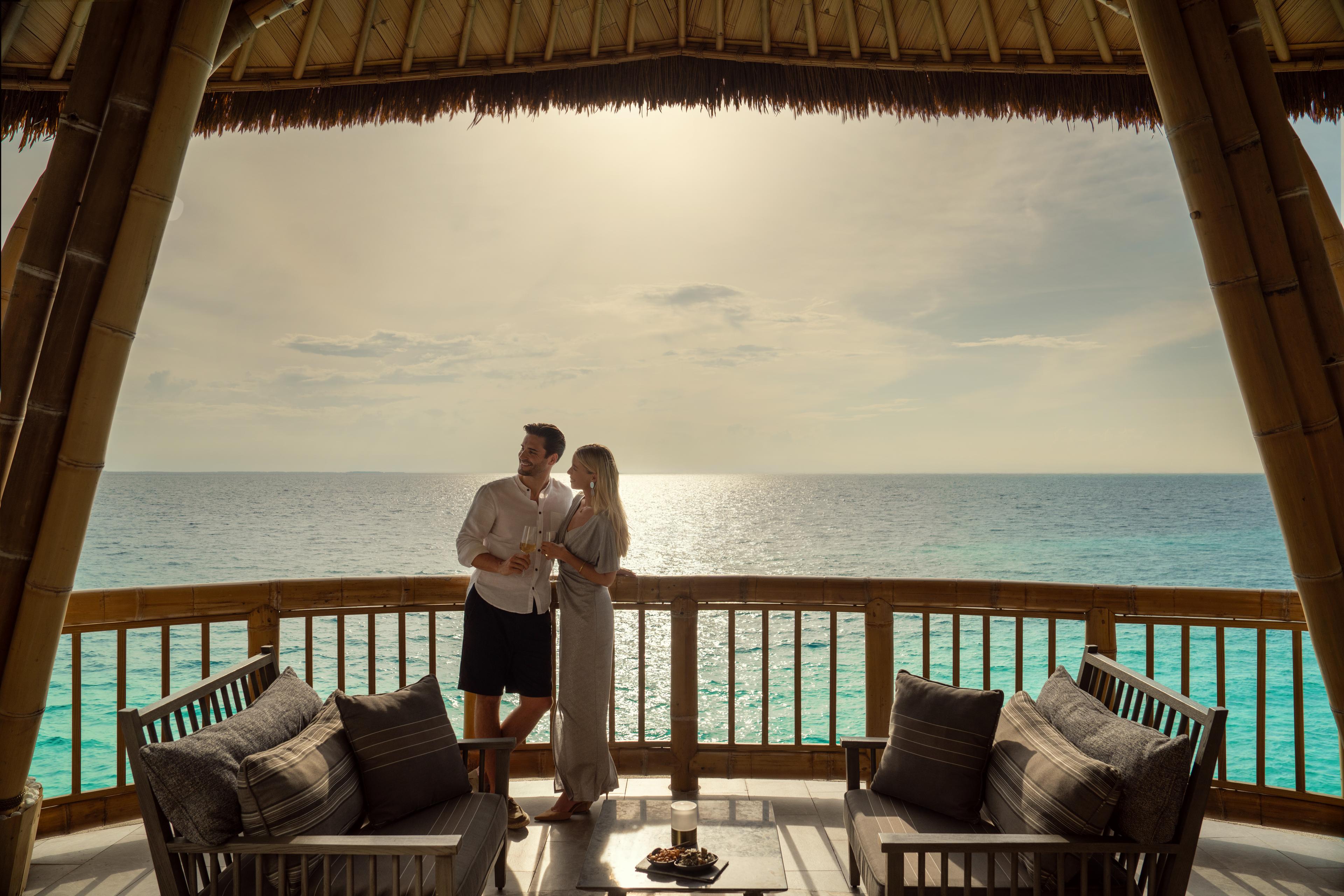 mlejm-jw-marriott_Couple enjoying_Sunet_Drinks.jpg