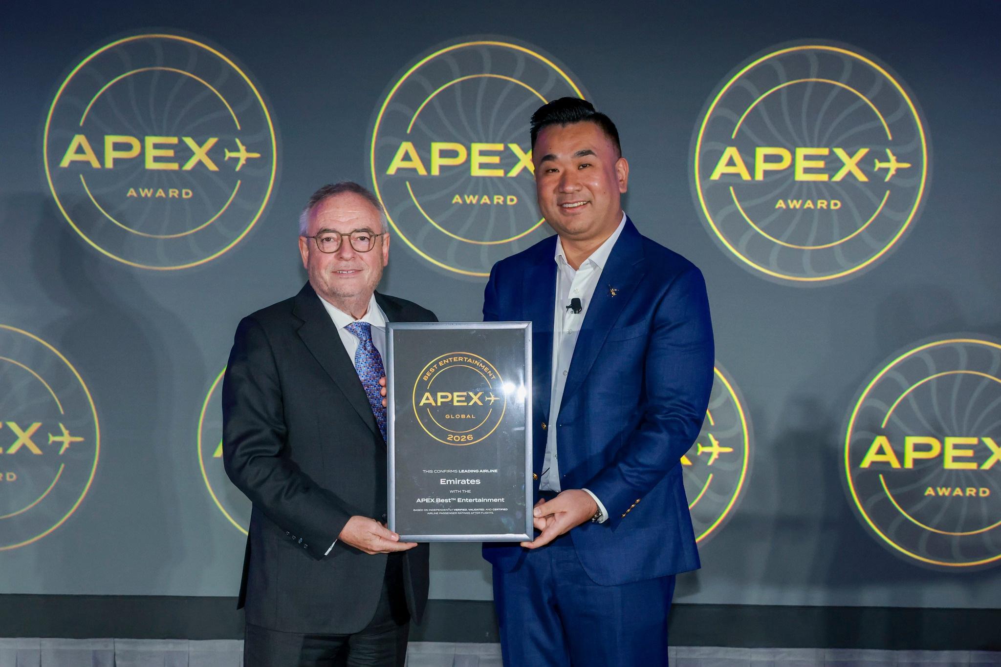 Patrick Brannelly - SVP Inflight Entertainment & Connectivity, Emirates receives 2026 APEX award from Presenter and Aviation Influencer Sam Chui