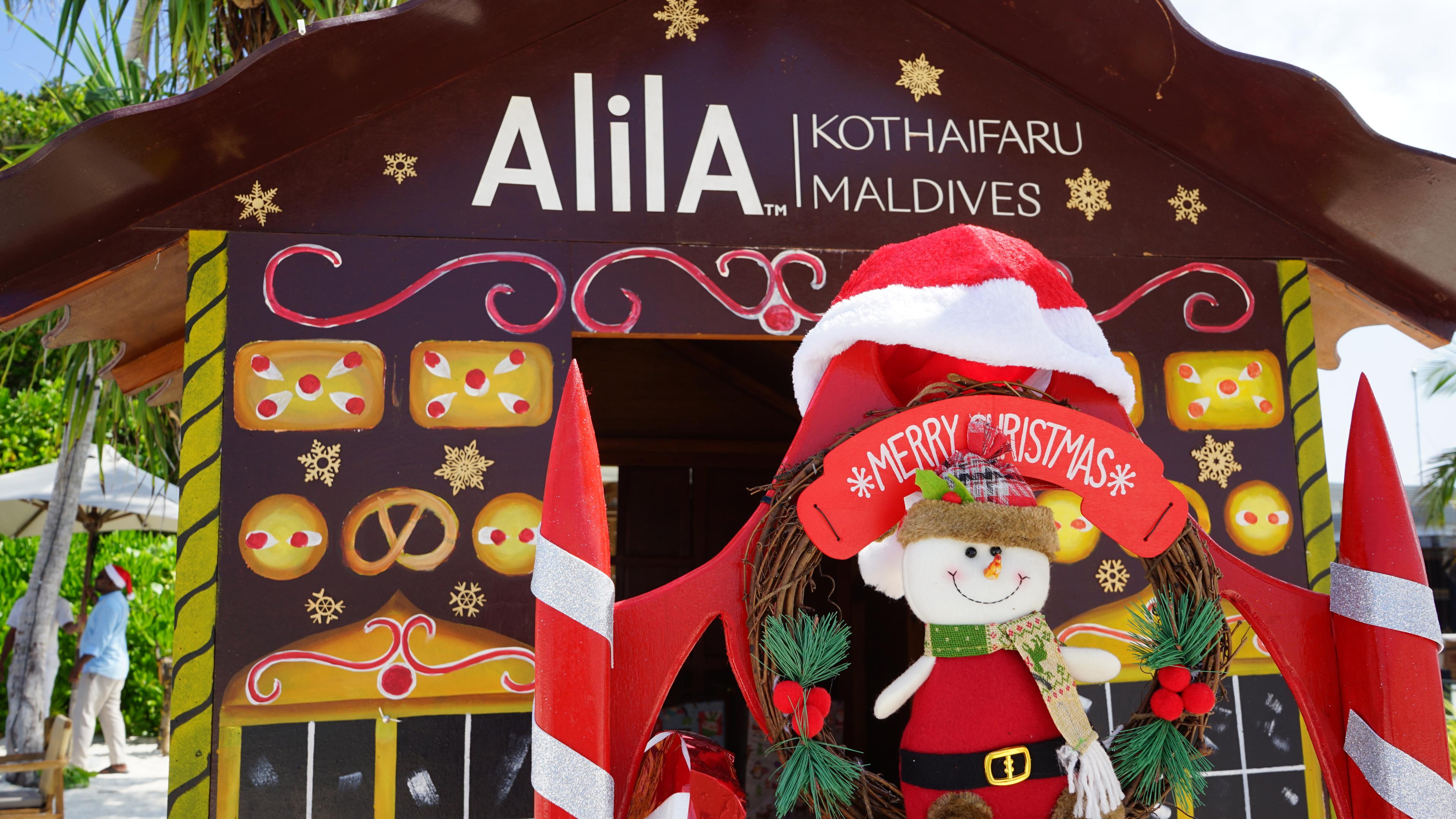 Christmas-Gingerbread-House-Display.JPG