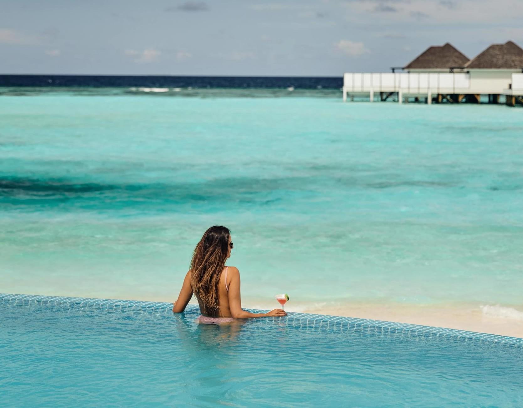 Nova - Solis Pool Bar - Large.jpg