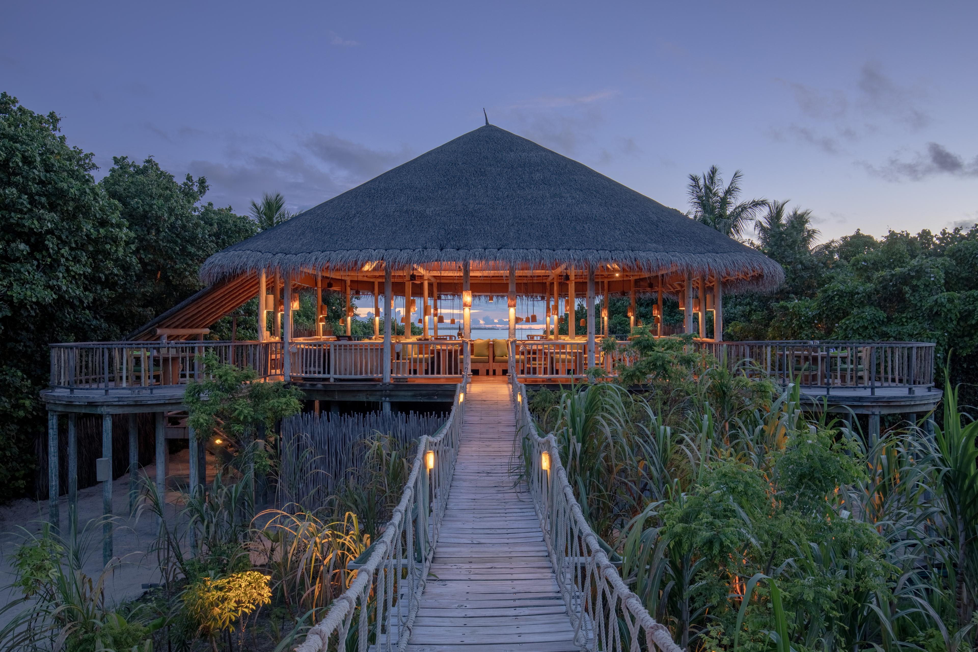 2_Six Senses Laamu_Leaf Restaurant (1).jpg