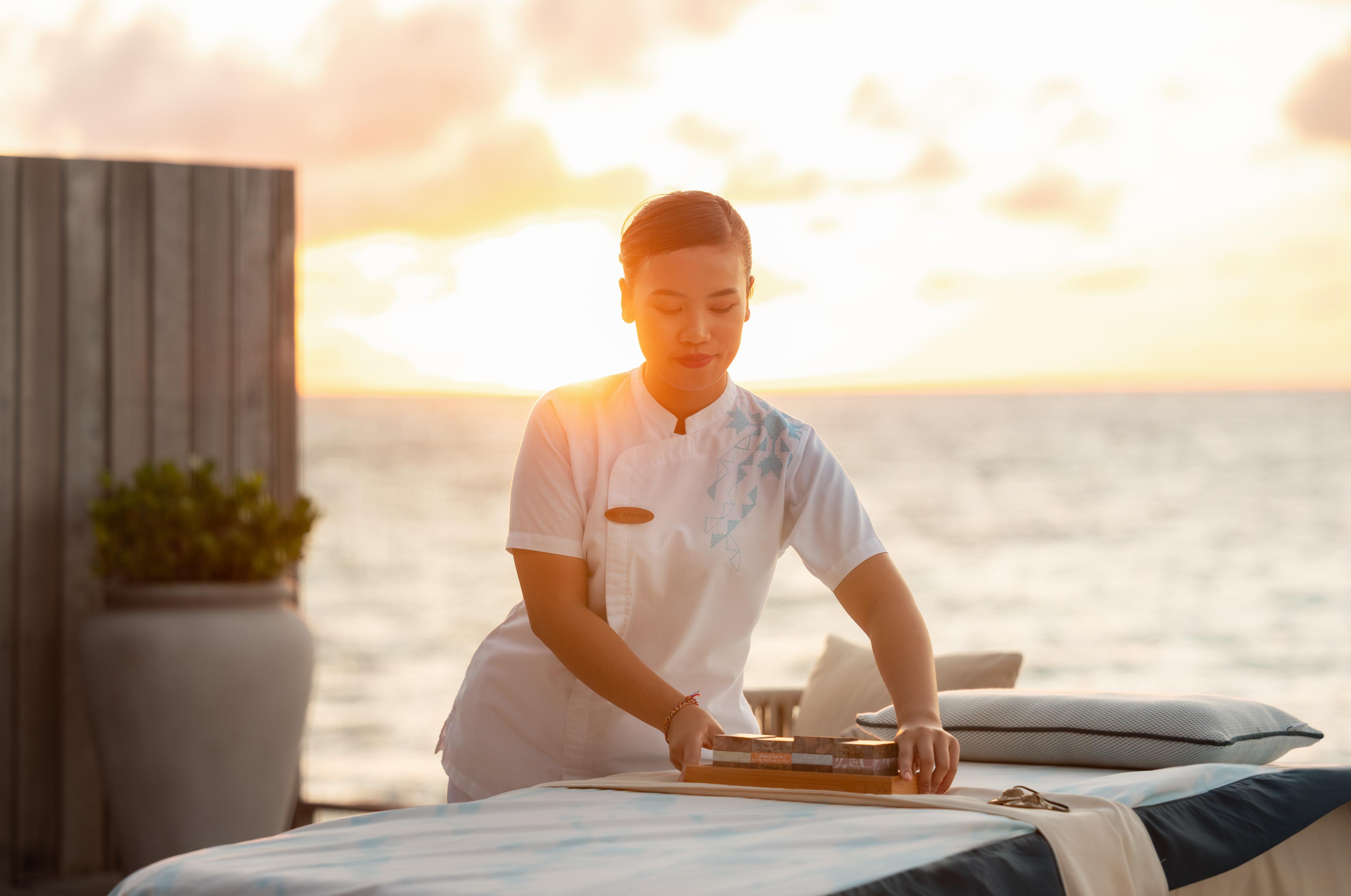 MLEAI_Amingiri Spa & Hammam_Preparing for a Skye Deck Treatment.jpg