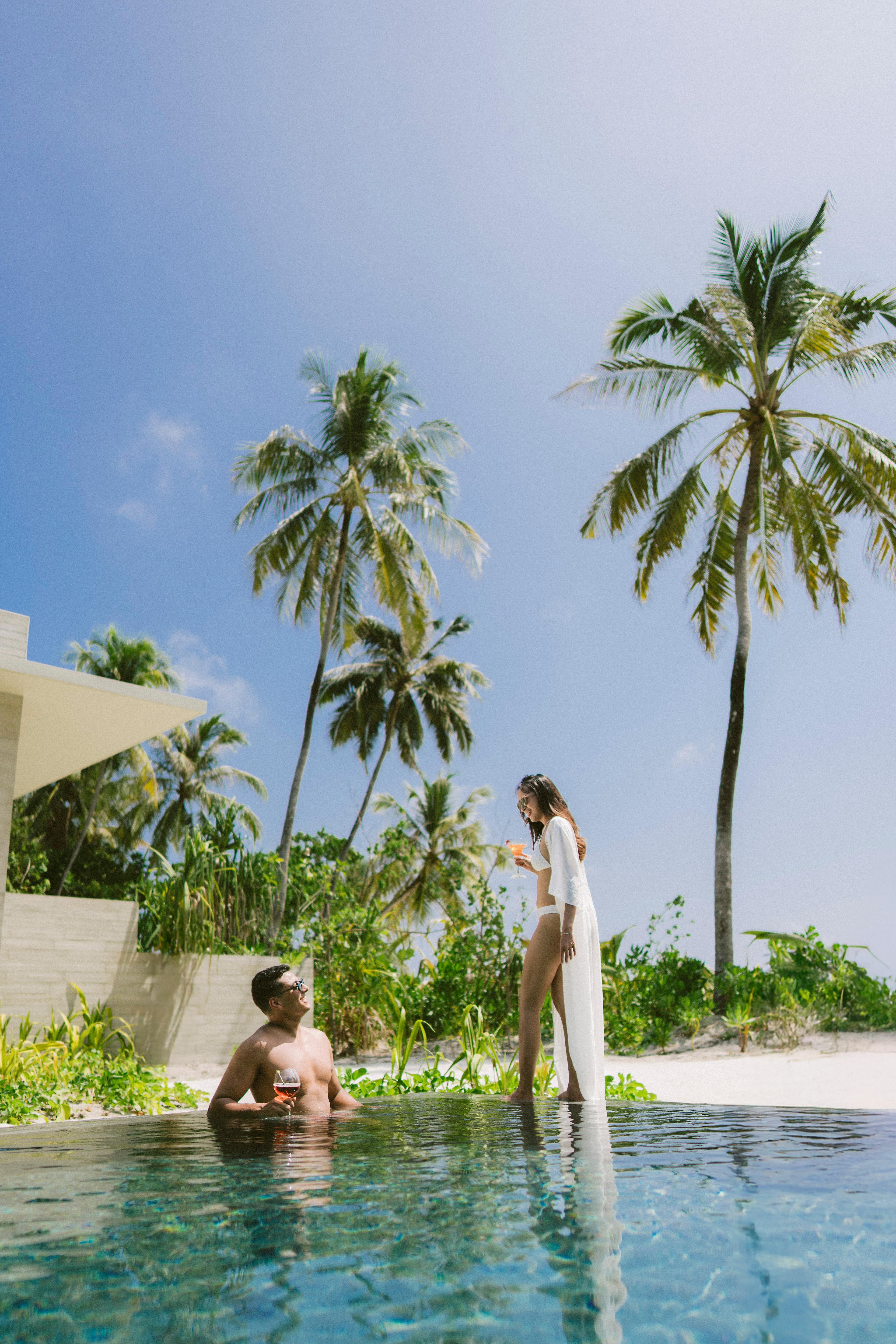 Alila Kothaifaru Maldives - Boduge Residence Lifestyle_couple in the pool.jpg