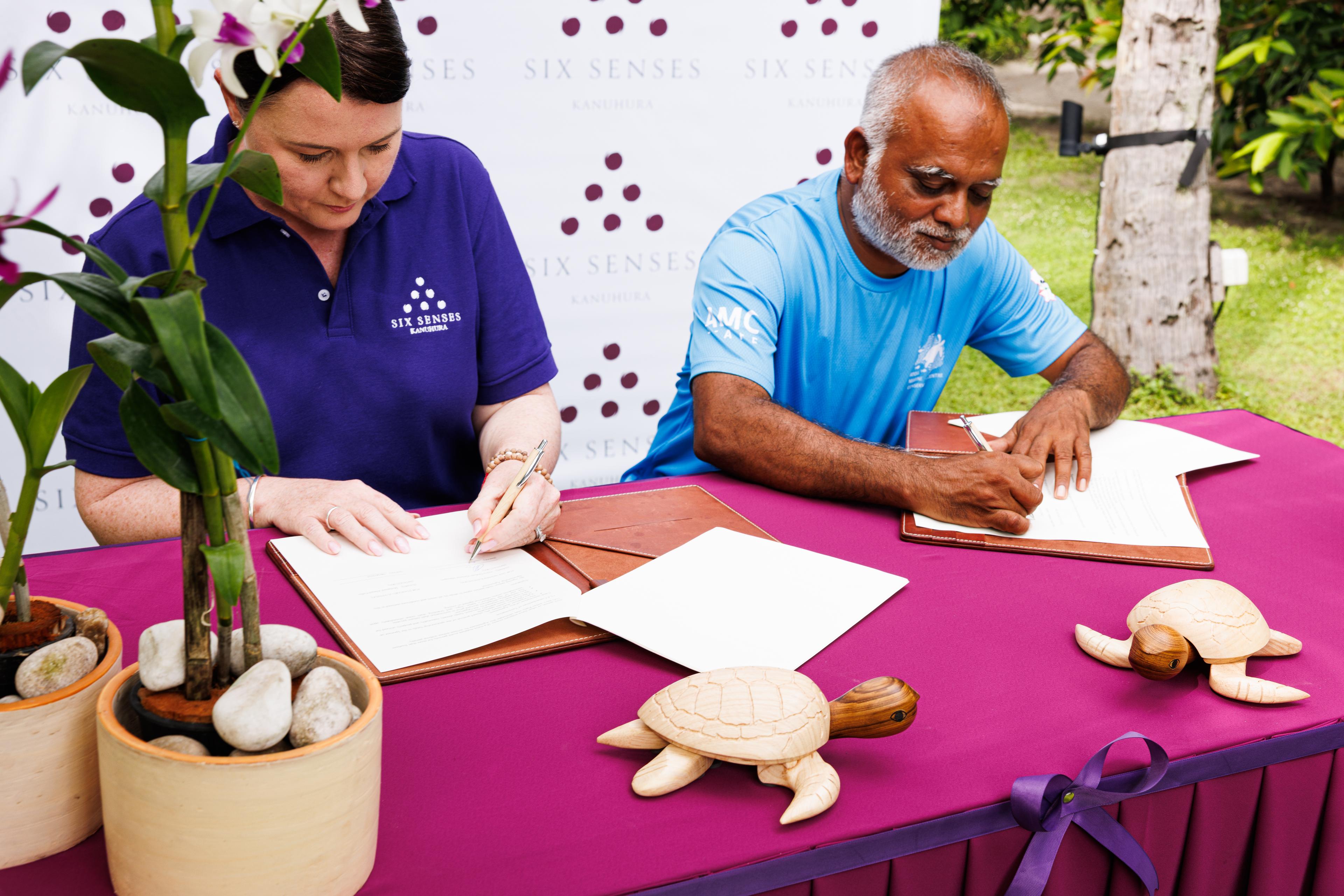Six Senses Kanuhura_Turtle Festival Sponsor Signing Moment1.jpg