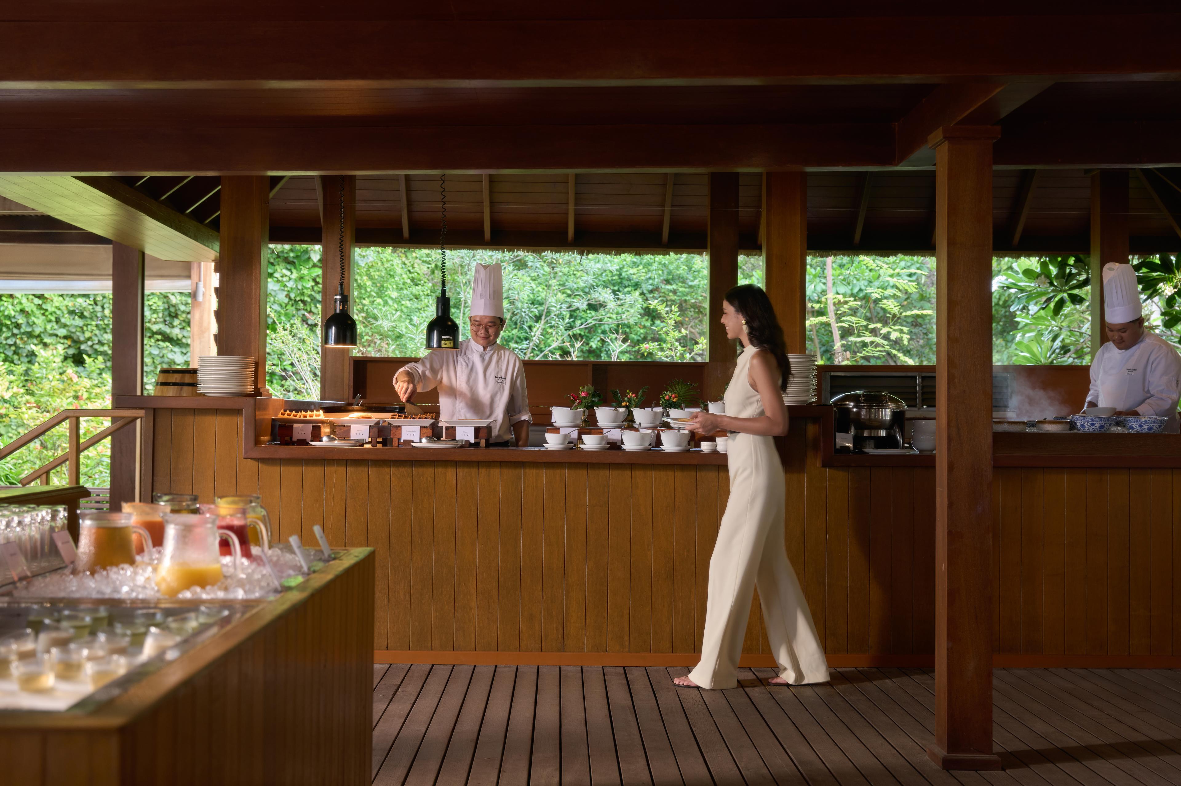 dusit-thani-maldives-dining-market-lifestyle.jpg
