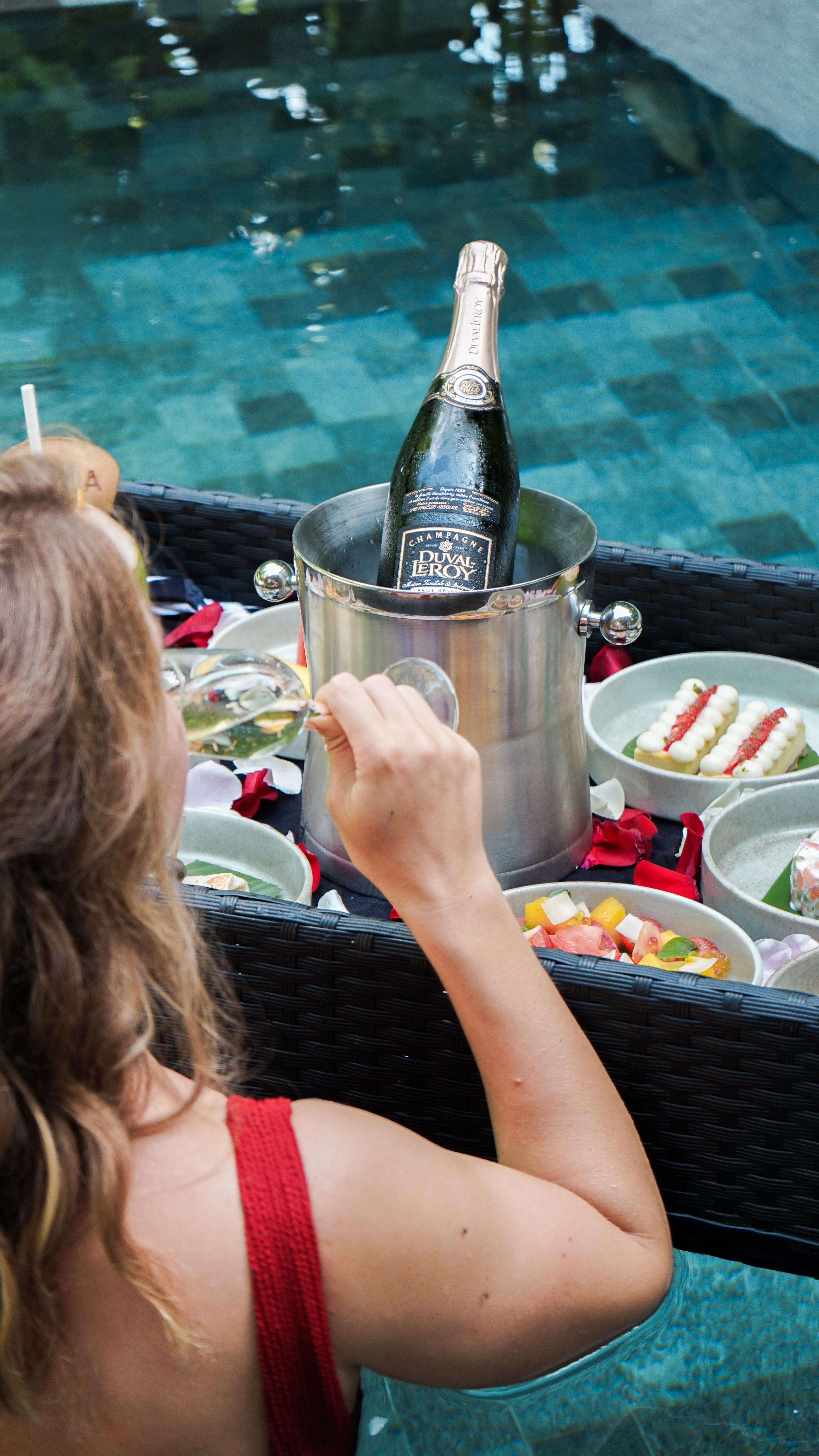 MLDAL_Alila Kothaifaru Maldives_Floating Lunch with Champagne.jpg