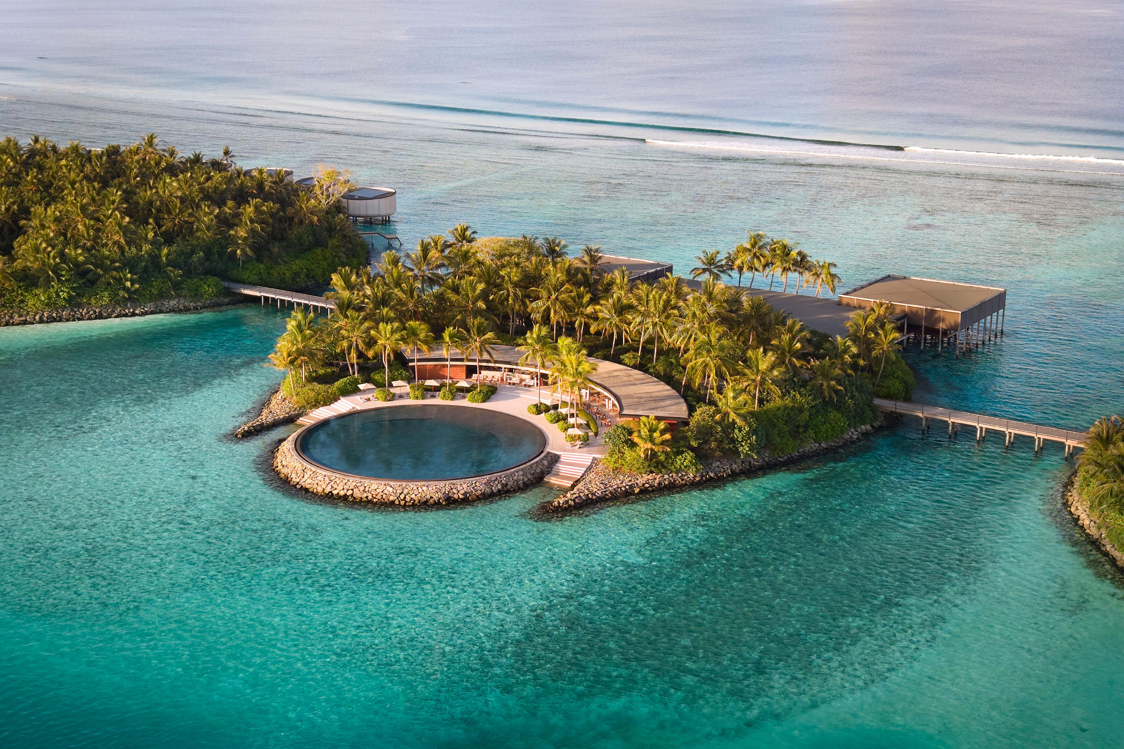 The Ritz-Carlton Maldives, Fari Islands - EAU Bar Areal.jpg
